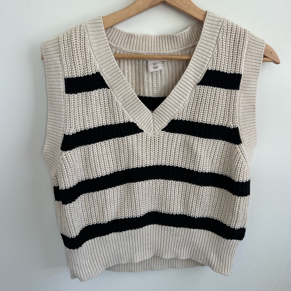 Striped Knit V-Neck Sweater Vest - Cream & Black